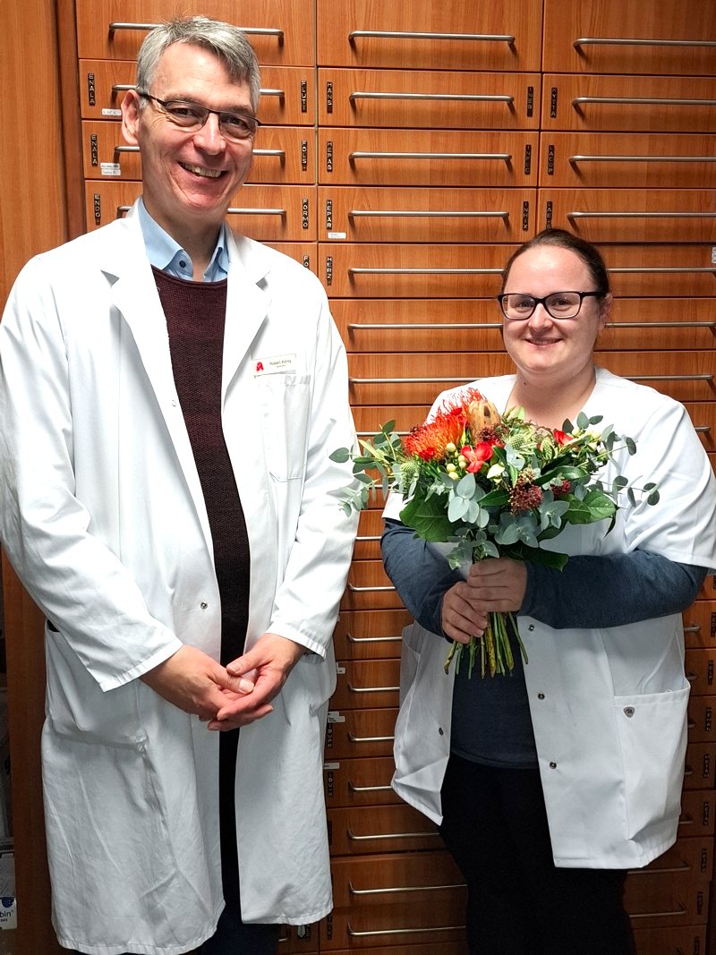 10-jährigen Betriebsjubiläum unserer Frau Stumpf Am 01.12.2015 kam unsere PTA Frau Stumpf ins Team der Stadt-Apotheke Burgkunstadt und feierte nun Ihr 10-jähriges Jubiläum. Herr König bedankt sich bei Frau Stumpf für 10 Jahre Treue und hervorragende Arbeit. Sie ist unser Multitalent, ein Profi im Beratu